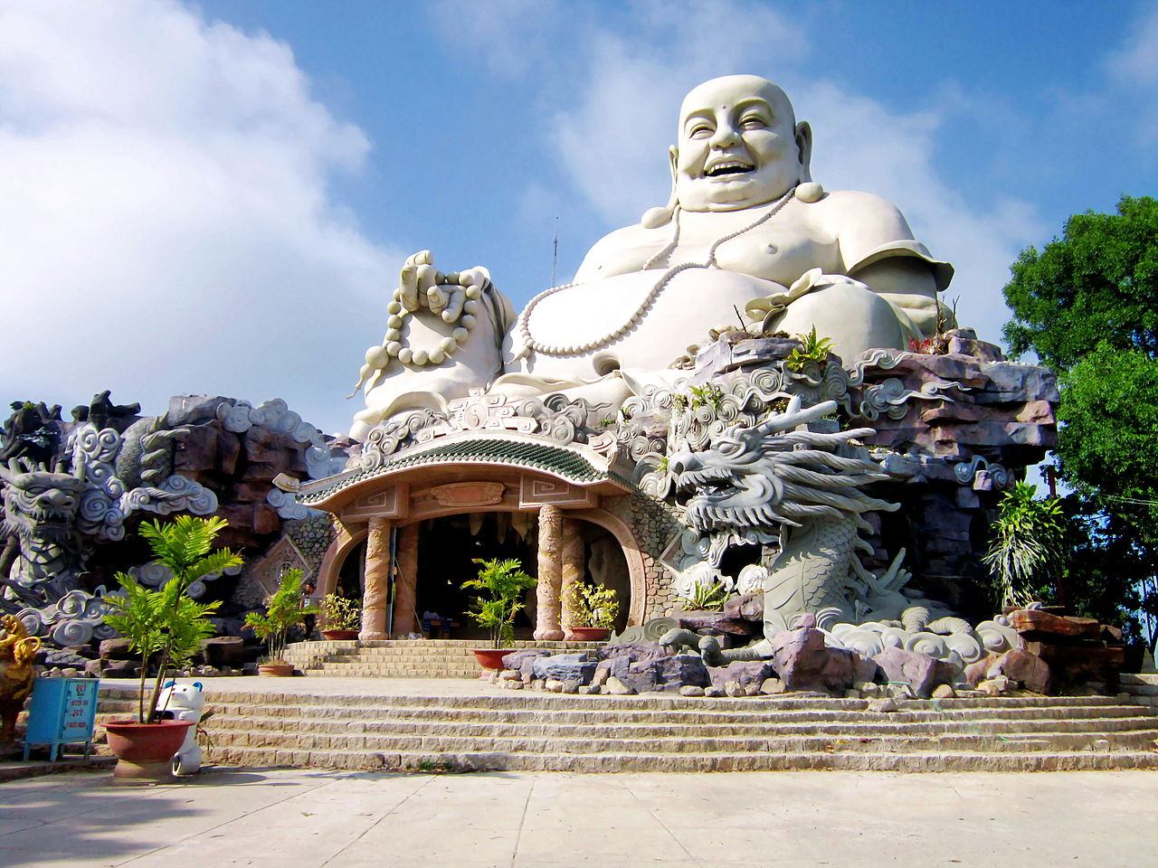 Hình hình ảnh Tượng Phật Di Lặc bên trên núi