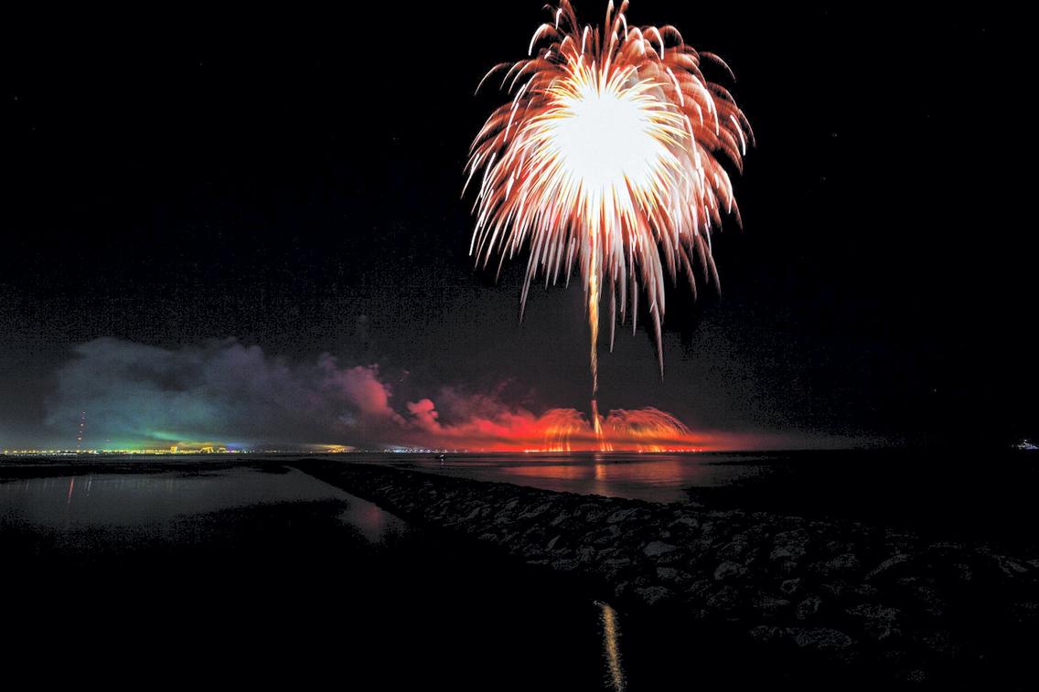 Hình ảnh pháo hoa bên bờ biển