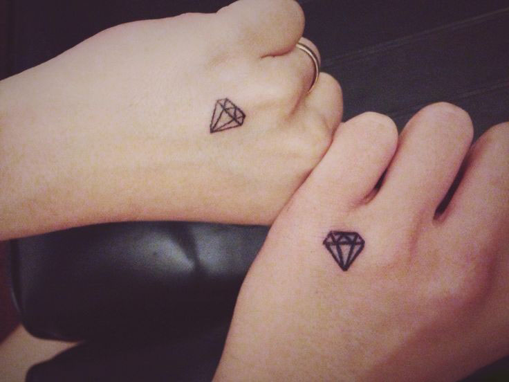 Hình xăm kim cương trên bàn tay