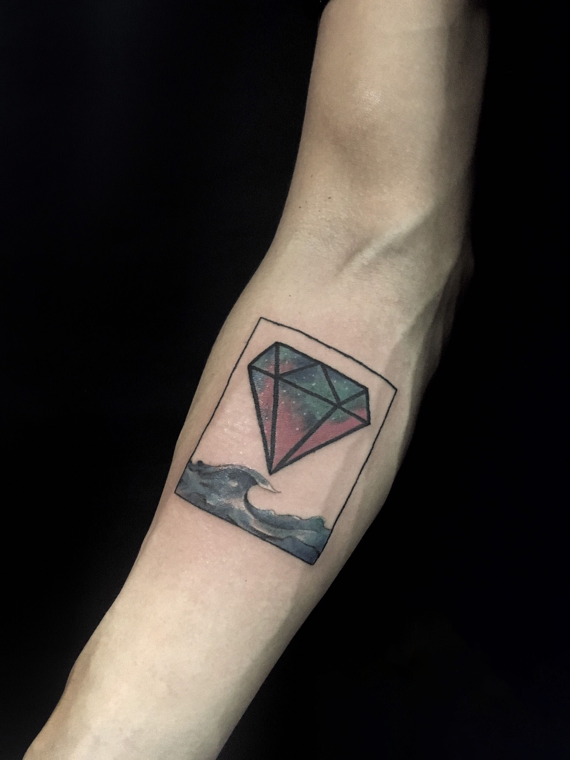 Hình xăm kim cương trên cánh tay