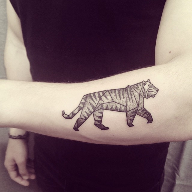 Hình xăm con hổ nhỏ ở cánh tay